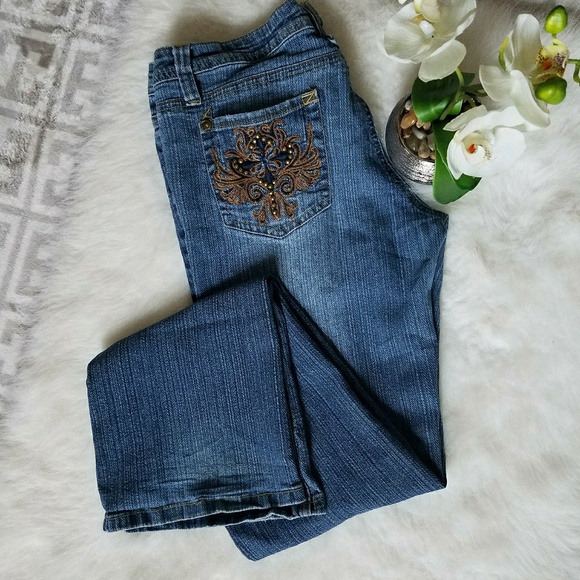 Blue Jeans With Embellished Pocket 9/10 - Picture 2 of 4